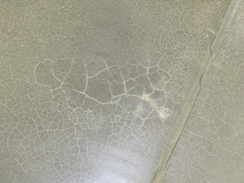 Postępowanie z rozwarstwieniami i innymi niedoskonałościami powierzchni podczas szlifowania posadzek betonowych
    