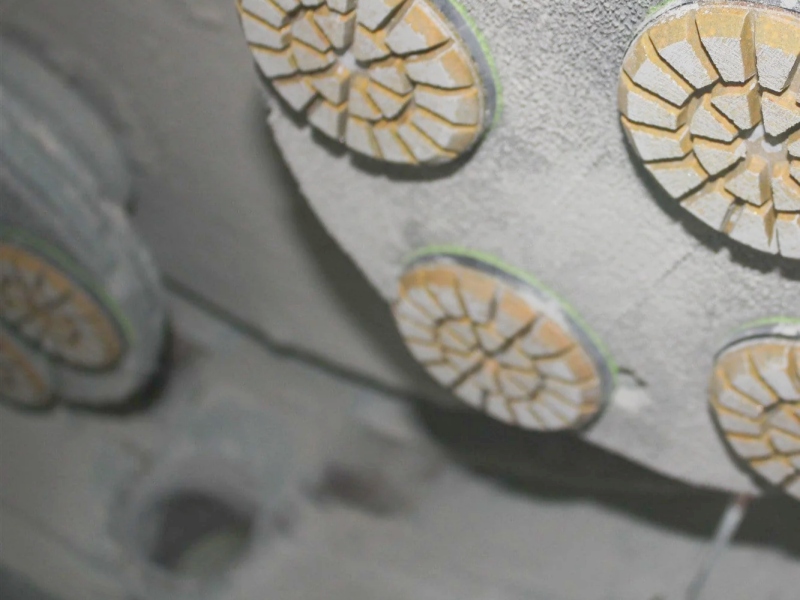 W jaki sposób gąbki przejściowe poprawiają wydajność i klarowność polerowania