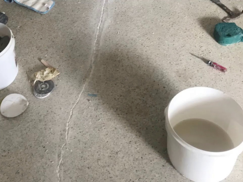 Rozwiązywanie problemu pęknięć i odprysków na podłogach lastrykowych