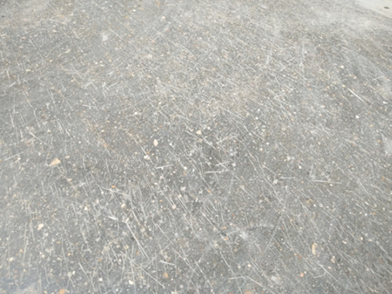 Skąd biorą się rysy w procesie szlifowania posadzek betonowych?
